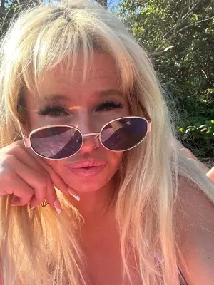 BabsiMonroe, 22