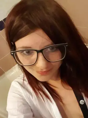 Weiteres Foto von CuteGlassesGirl – Anmelden zum Freischalten