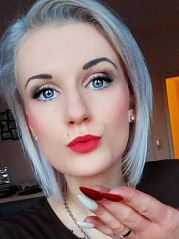Parkplatzsex Giuliana92, 33 aus Karlsruhe