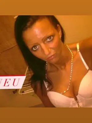 Weiteres Foto von Hot_Gina – Anmelden zum Freischalten