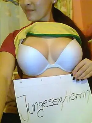 Weiteres Foto von JungesexyHerrin – Anmelden zum Freischalten