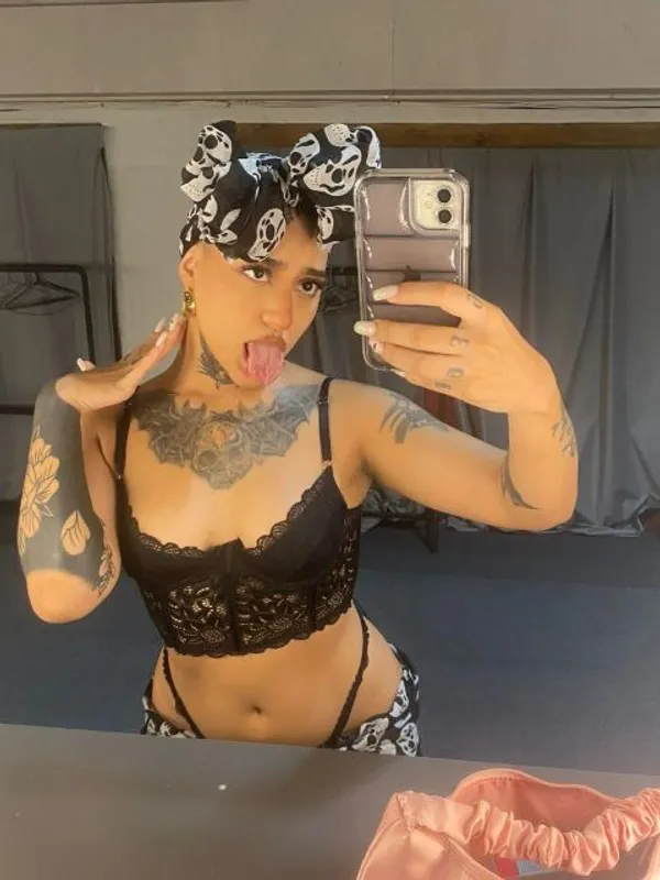 Parkplatzsex rosieXrose, 22 aus Berlin