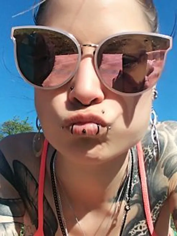 Parkplatzsex Skinny-Sue-Tattoo, 34 aus Wernigerode