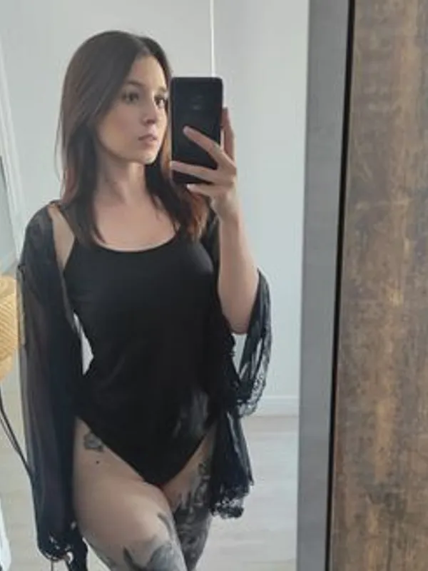 Parkplatzsex SweetAmy_, 25 aus Halle (Saale)